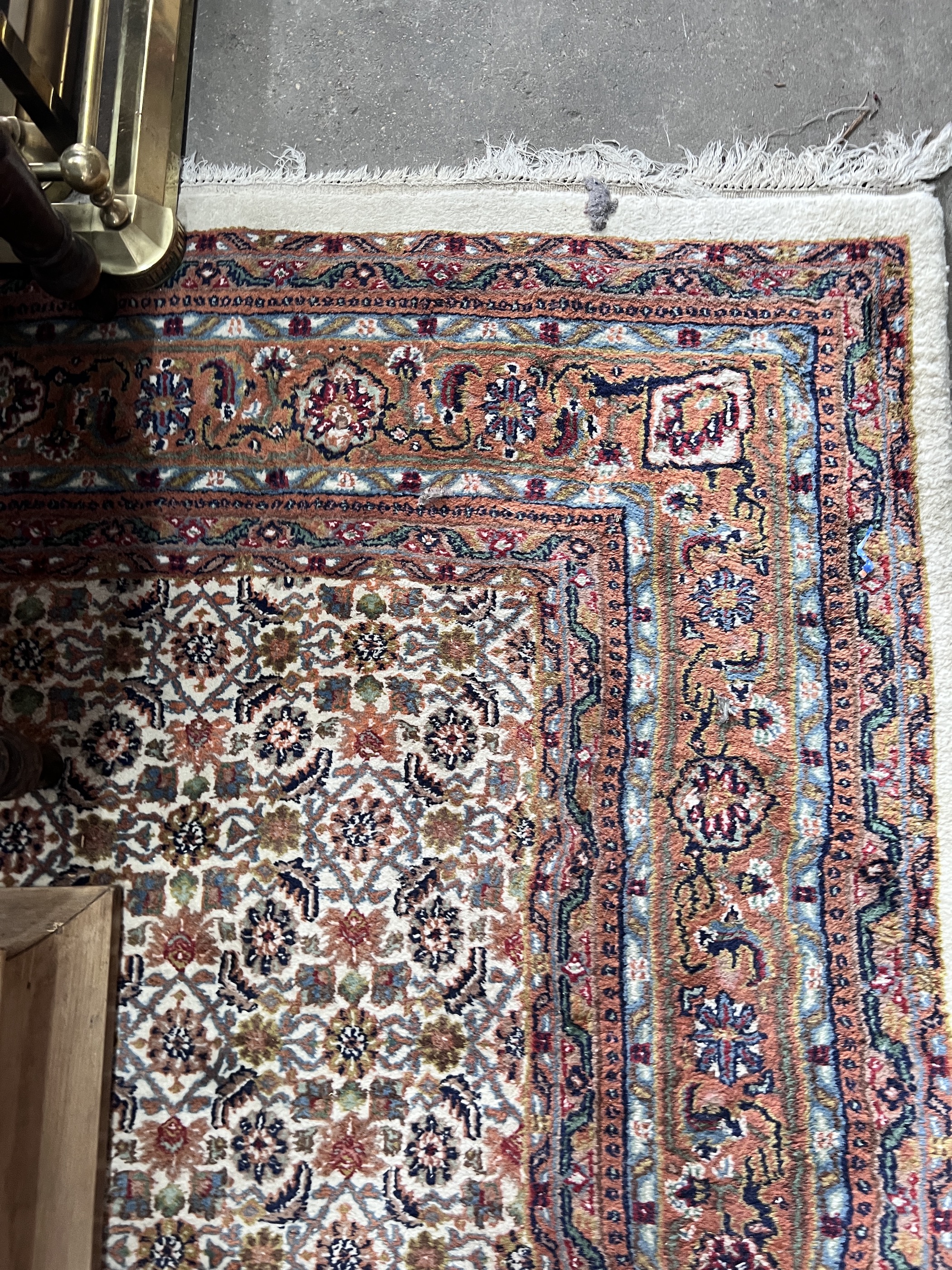 A Saruk carpet, 300 x 250cm